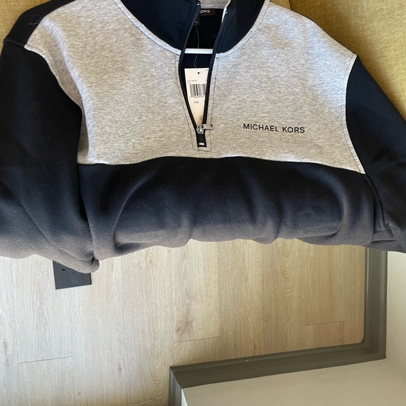 This V-neck sweater will be the versatile hue that goes with nearly anything - Picture 8 of 9